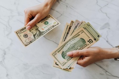Silná koruna a levný dolar: proč je teď ideální čas investovat do nemovitostí v zahraničí