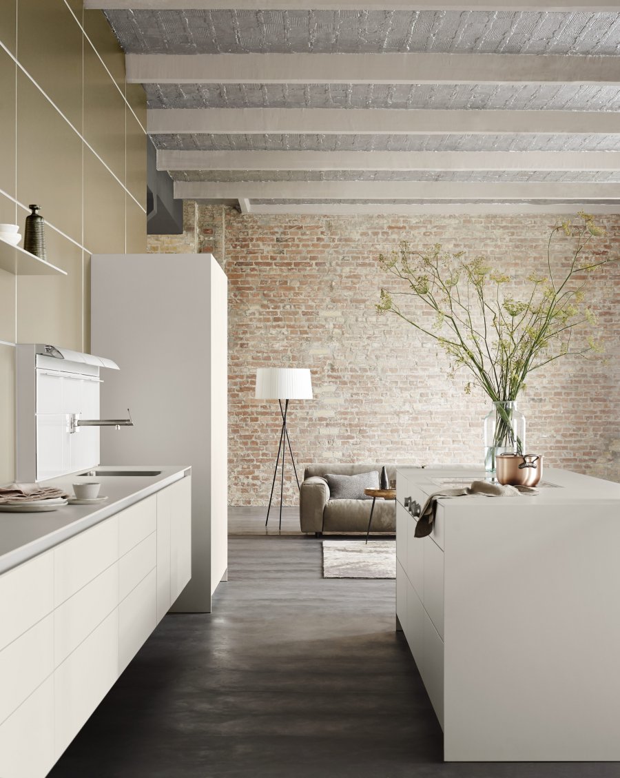 luxusní kuchyně a designový gauč 