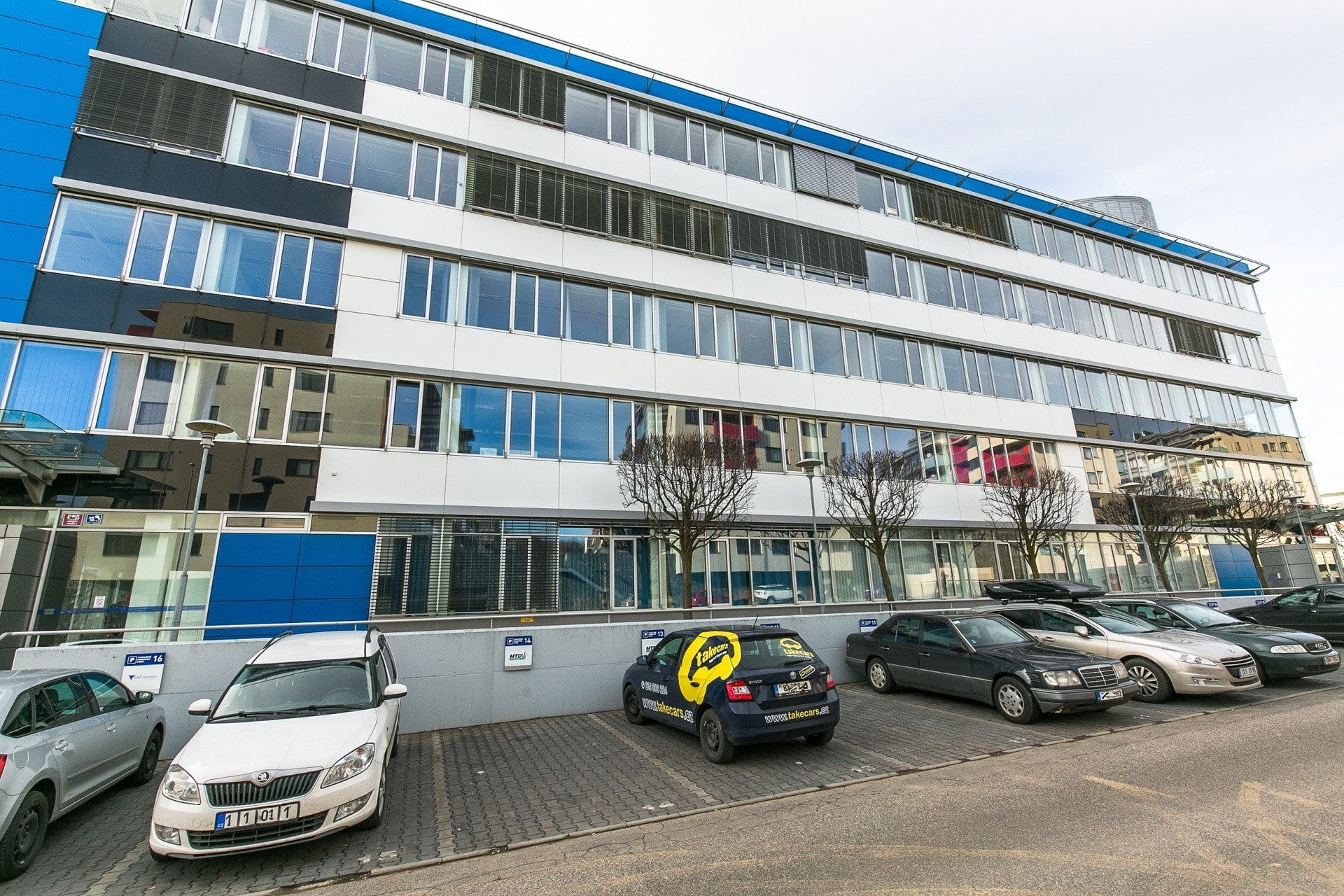 parkovaci stani u vchodu