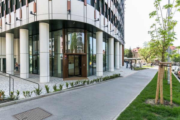 hlavní vstup do komerční budovy