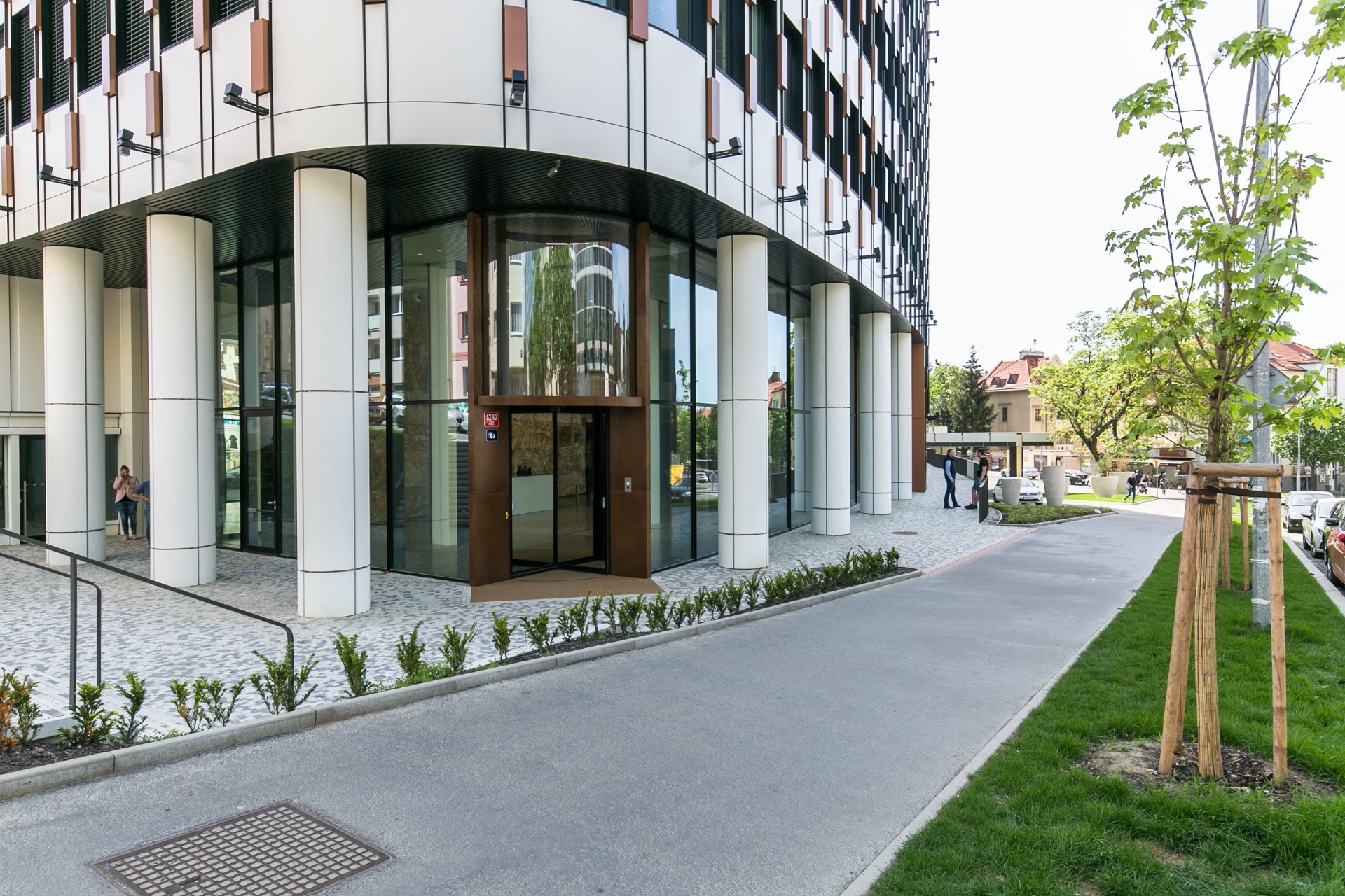hlavní vstup do komerční budovy