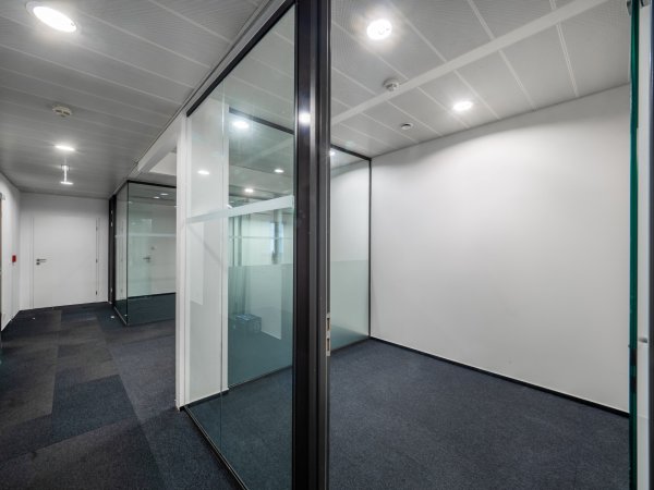 prosklené kancelářské buňky