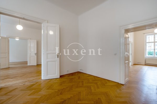 prostorná místnost 