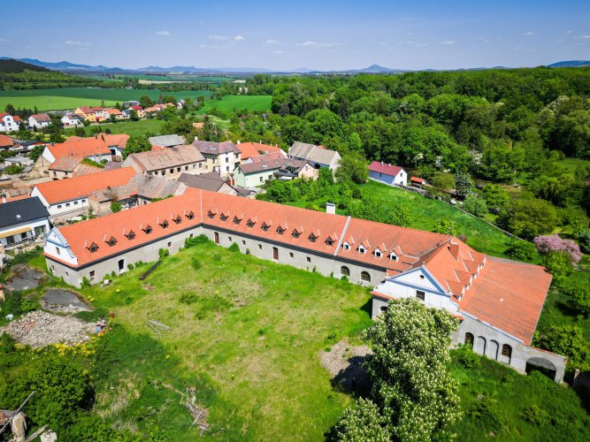Prodej zámeckého areálu Vršovice o výměře 1,6 ha, investiční příležitost pro podnikání v okrese Louny