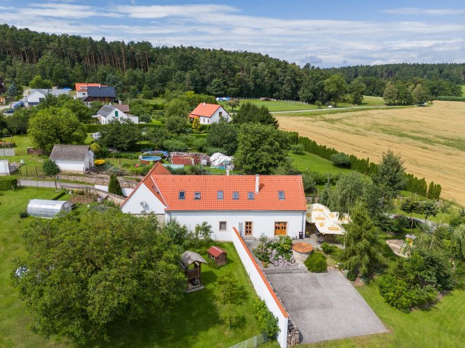 Sale of a multi-generational family house with 8 rooms + kitchen, on a plot of 2,913 m², Kvítkovice, České Budějovice