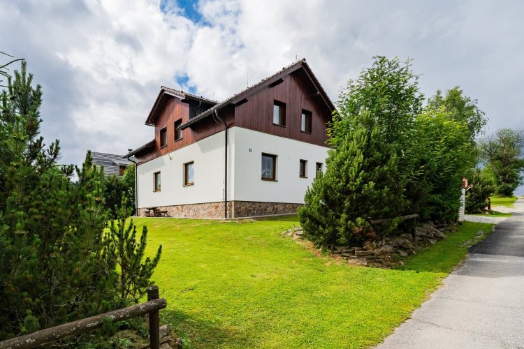 Prodej nízkoenergetické nemovitosti vhodné pro firemní využití – 203 m², pozemek 706 m² – Kvilda, NP Šumava