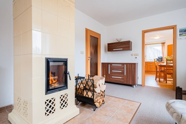 obývací pokoj s kamny 