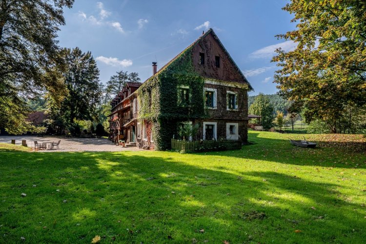 Prodej rodinného sídla s historickým vodním mlýnem, rybníkem a pozemky, 11 ha, Stříbrná Skalice, Praha východ