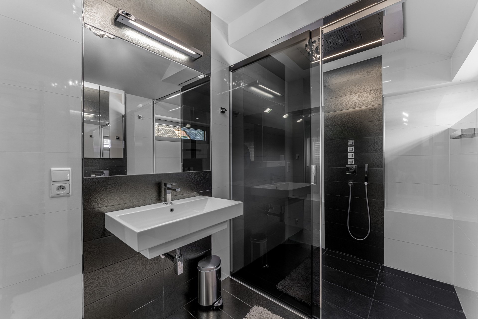 koupelna se sprchovým koutem