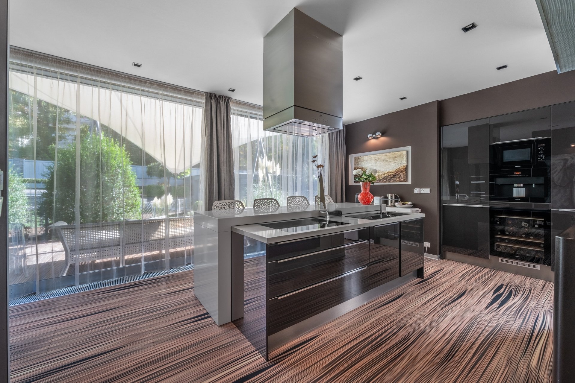 ostrůvek s varnou deskou