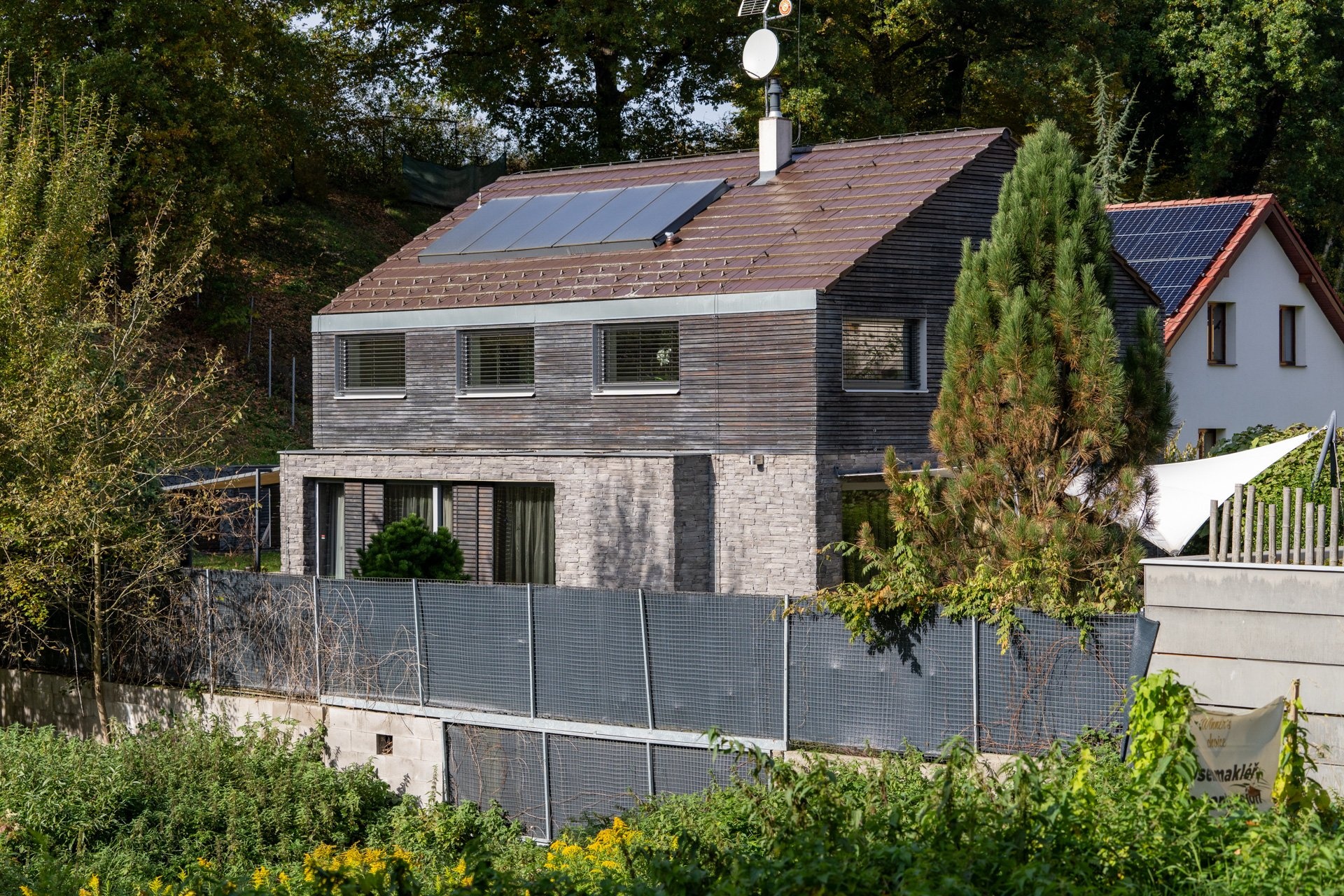 pohled na dům z ulice