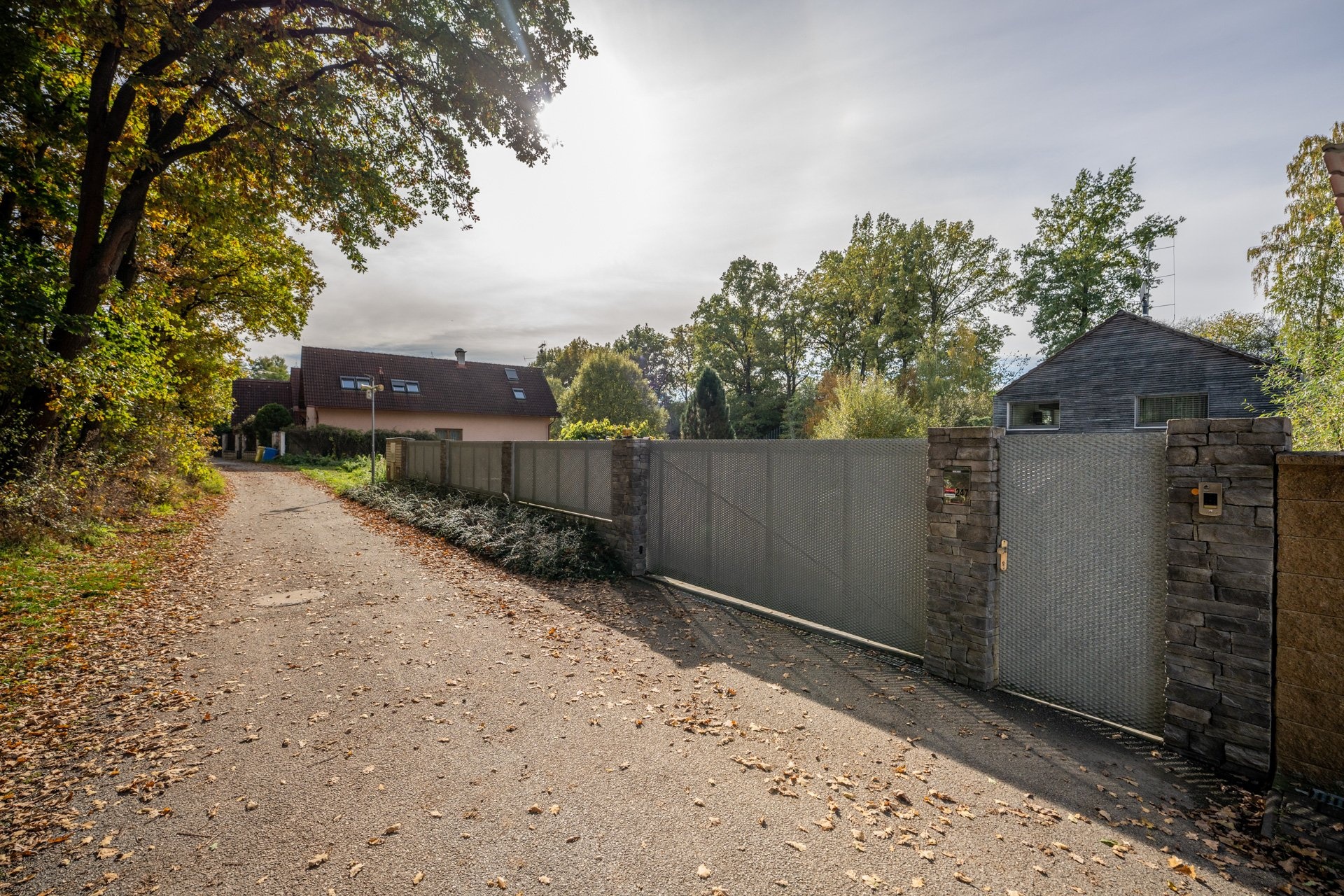 vstup, vjezd do domu z ulice