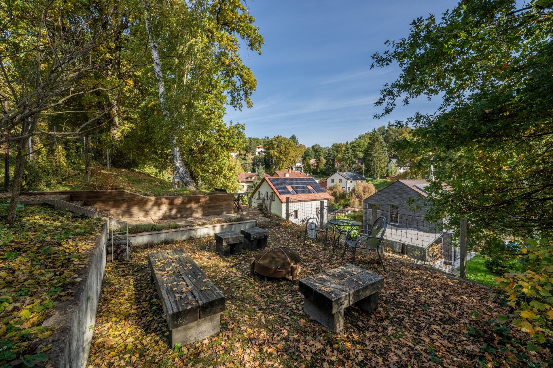 zahrada s ohništěm a posezením