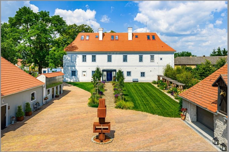 Sale of an exceptional renovated castle utilizing the latest technologies, 1,114 sqm, on a 3,950 sqm plot, Hluboká nad Vltavou