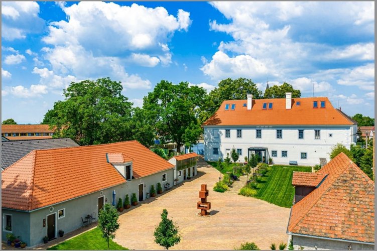 Prodej výjimečného zrekonstruovaného zámku s využitím nejmodernějších technologií, 1 114 m², na pozemku 3 950 m², Hluboká nad Vltavou