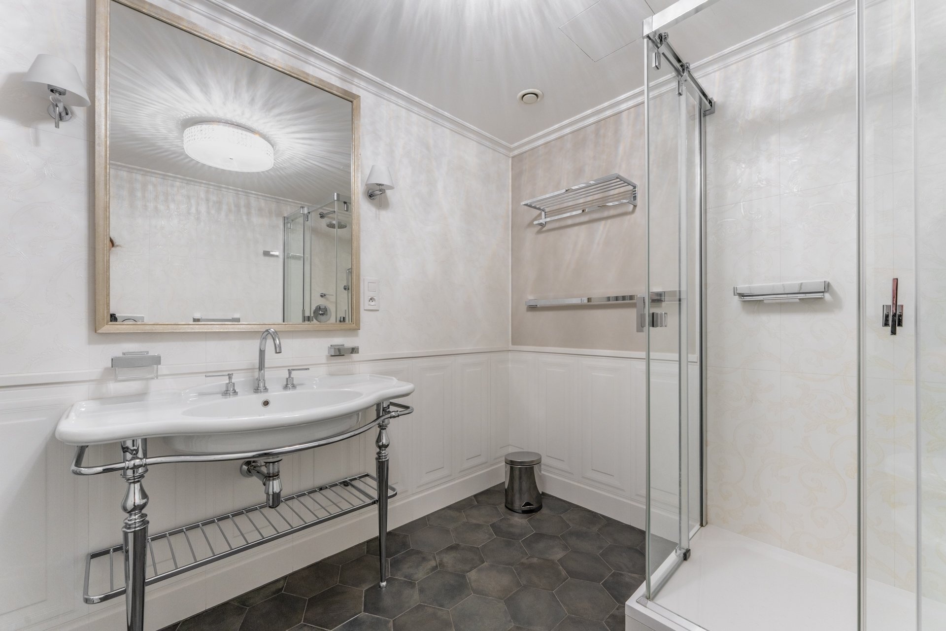 koupelna se sprchovým koutem