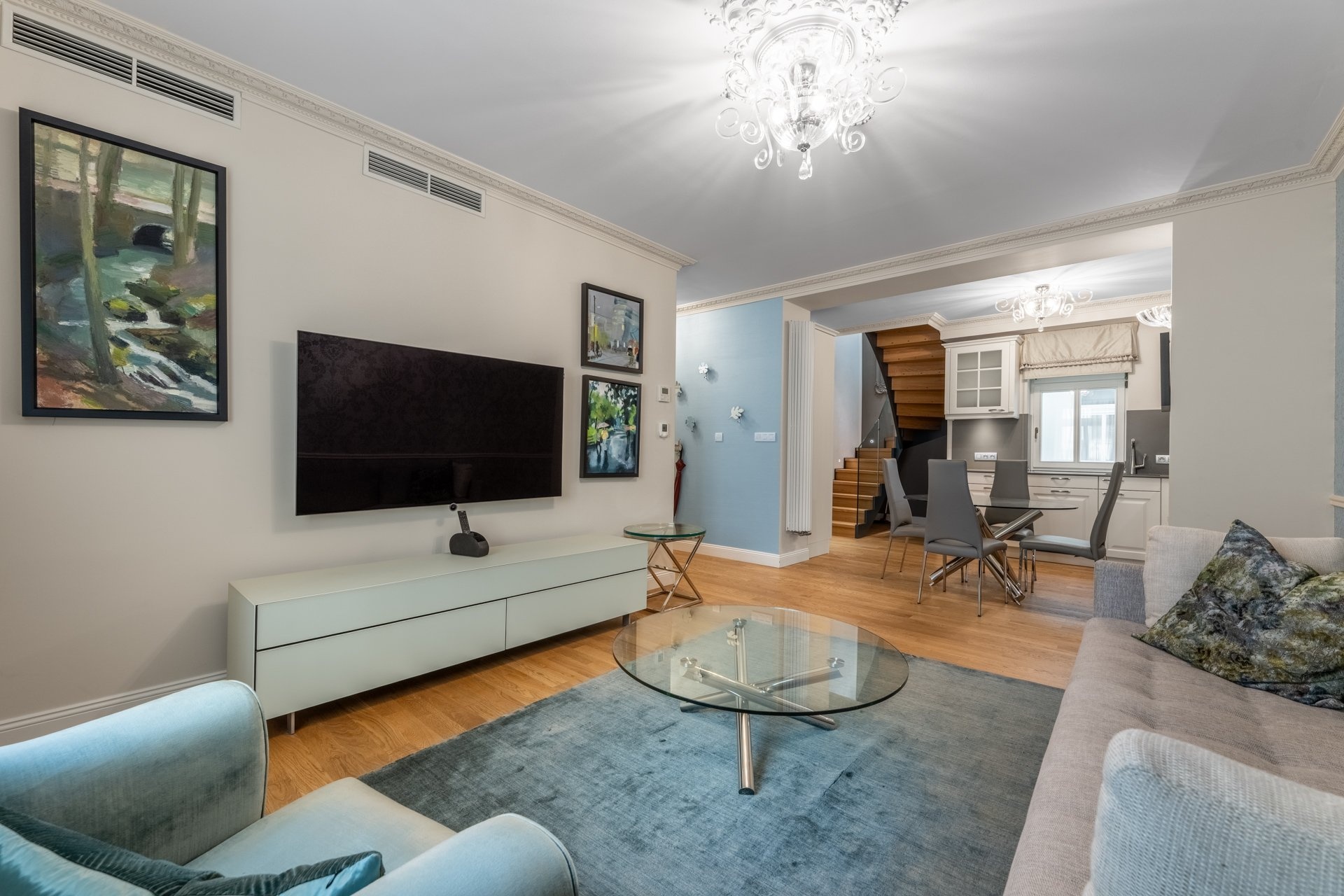 sezení a schody do podkroví