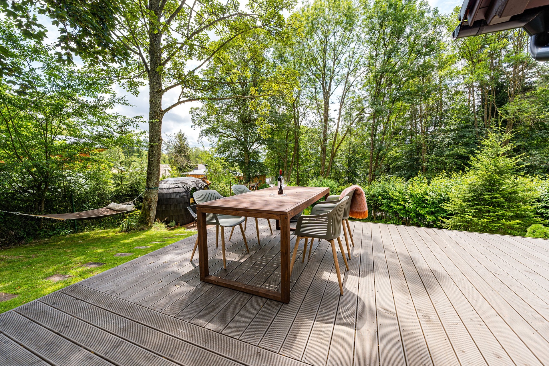 stůl na terase