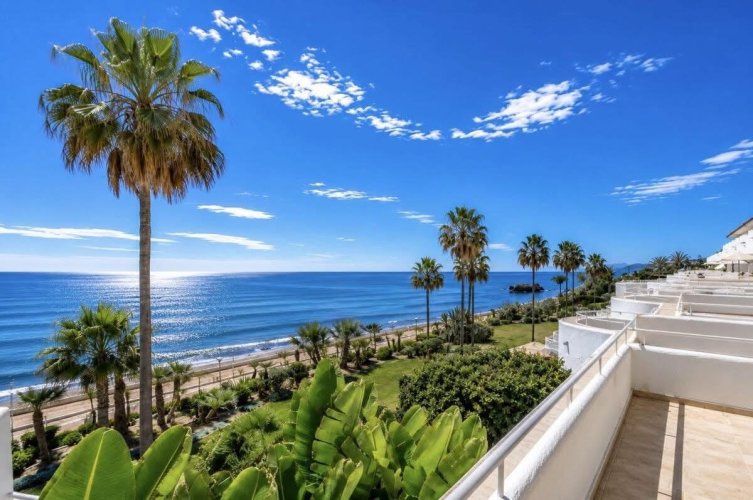 Prodej apartmánu s přímým vstupem na pláž, 101 m², Estepona, Španělsko