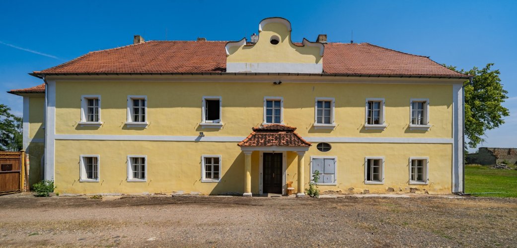 Prodej barokního zámku s vrchnostenským statkem, Žatec - Milčeves