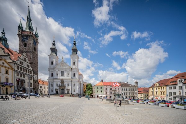 město