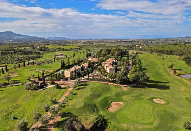 Prodej stylové vily v golfovém resortu nedaleko pobřeží, Bagno di Gavorrano, Itálie