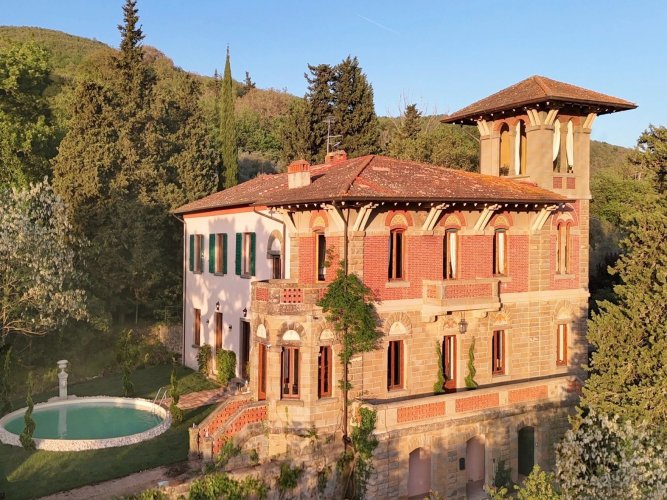 Prodej elegantní vily ve stylu Liberty s výhledy na Chianti, Loro Ciuffenna, Toskánsko, Itálie